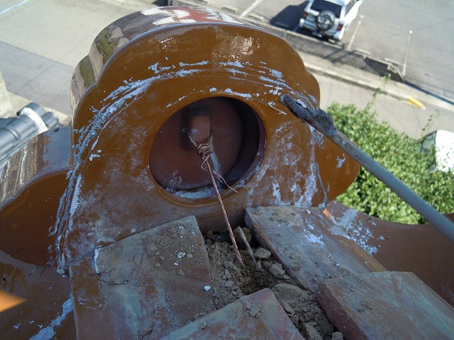 鬼瓦近くの棟瓦を撤去